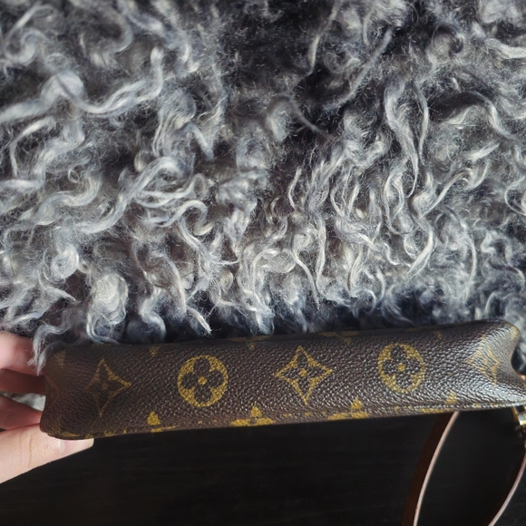 Auth Louis Vuitton pochette accessoires monogram with original box and ribbon - Picture 5 of 11